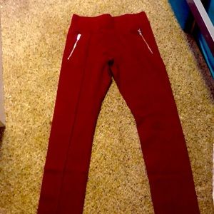 Kids jagging’s maroon zipper pockets